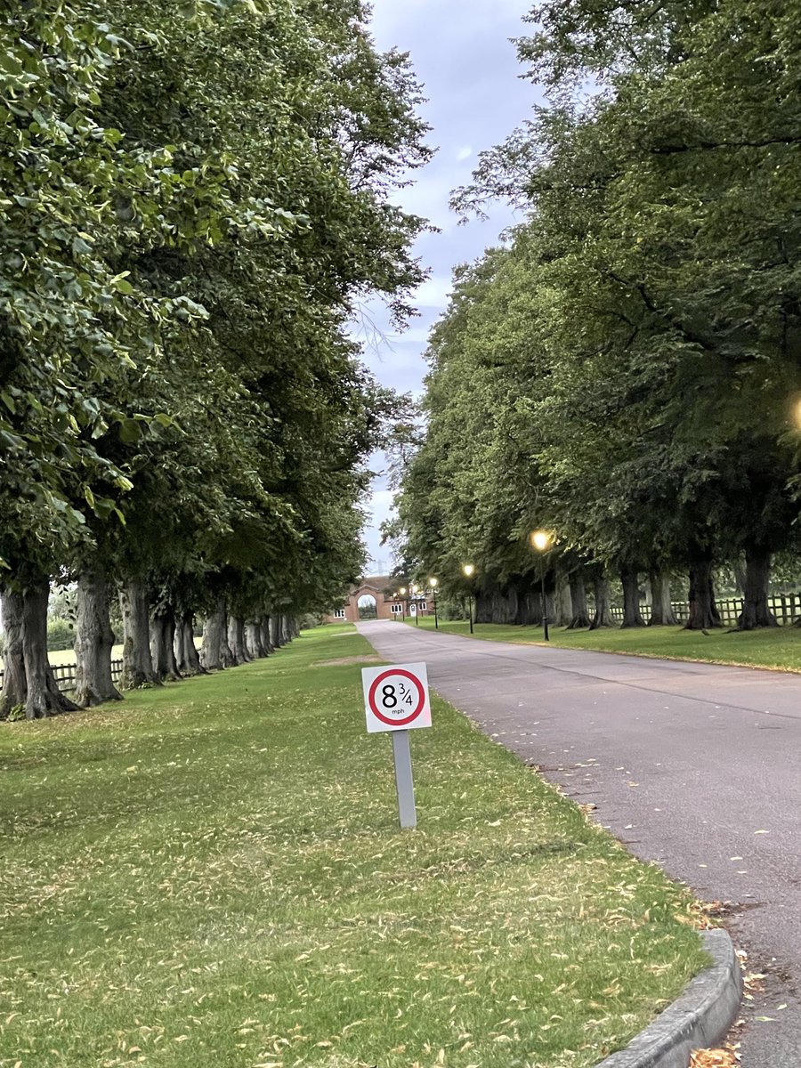JamalKhanfer's tweet photo. Strange #speed_limit sign, not 5, 10, 15, 20 this what happens when a weirdo is in charge https://t.co/INrTOcwzjj