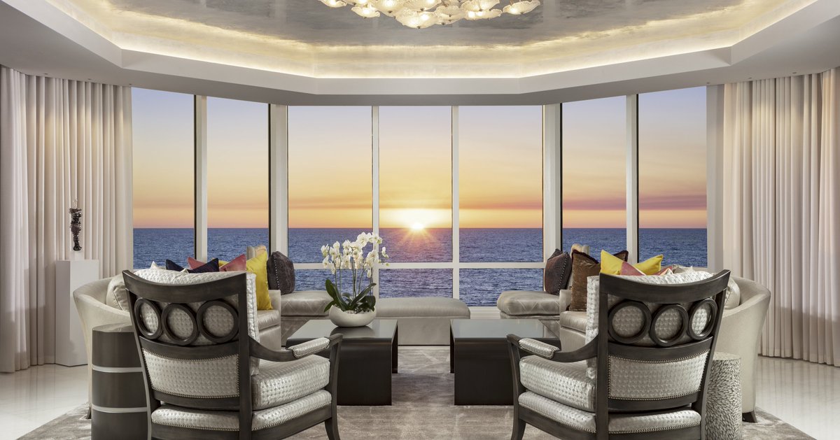 collins_dupont's tweet image. The perfect setting for a perfect #NationalRelaxationDay. Pale neutrals, organic textures and subtle
details frame the incredible views from this cozy sitting area