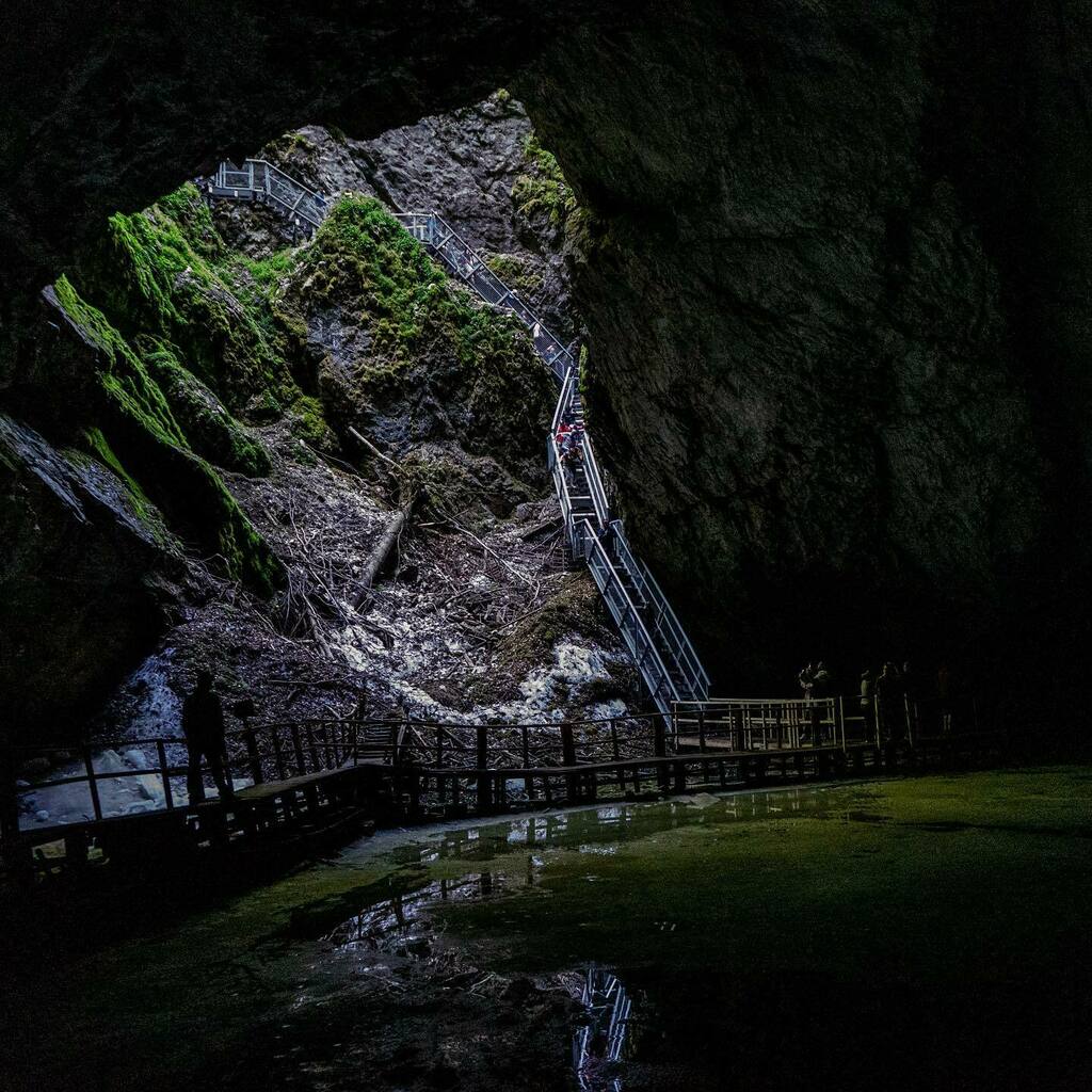 razvanbalsan's tweet photo. #scarisoara #cave unique on this planet. #visittransylvania #apuseni https://t.co/AJ3UOgq3D4 https://t.co/0hSLclcHOl