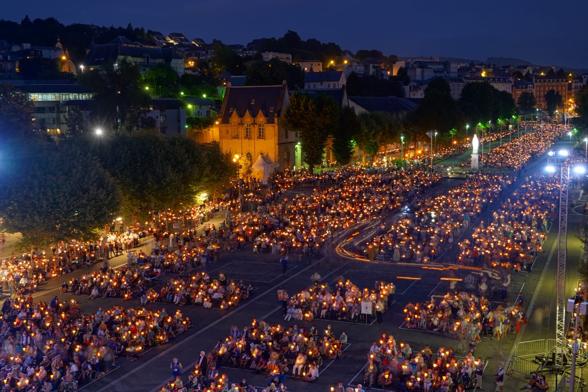 tcsnoticias's tweet photo. #Religión
Unas 9,300 personas participaron en la tradicional procesión con antorchas durante la peregrinación nacional al Santuario de Nuestra Señora de Lourdes, Francia. Este año el evento estuvo marcado por la implementación de estrictas medidas de bioseguridad. https://t.co/dttbZSqhKt