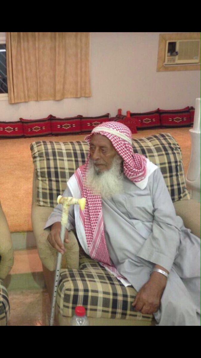 العود ابو خالد عسى الله يعافيه
عودن يسيل الطيب في وسط دمه 

عود ن ذخر لطيب شي ن يكفيه 
من يجحده فالطيب جحاد ذمه

 مزبان للي لآيع الوقت حاديه
 وريفن على ماقيل لعيال عمه 

الشاعر مطلق عبدالله الحافي