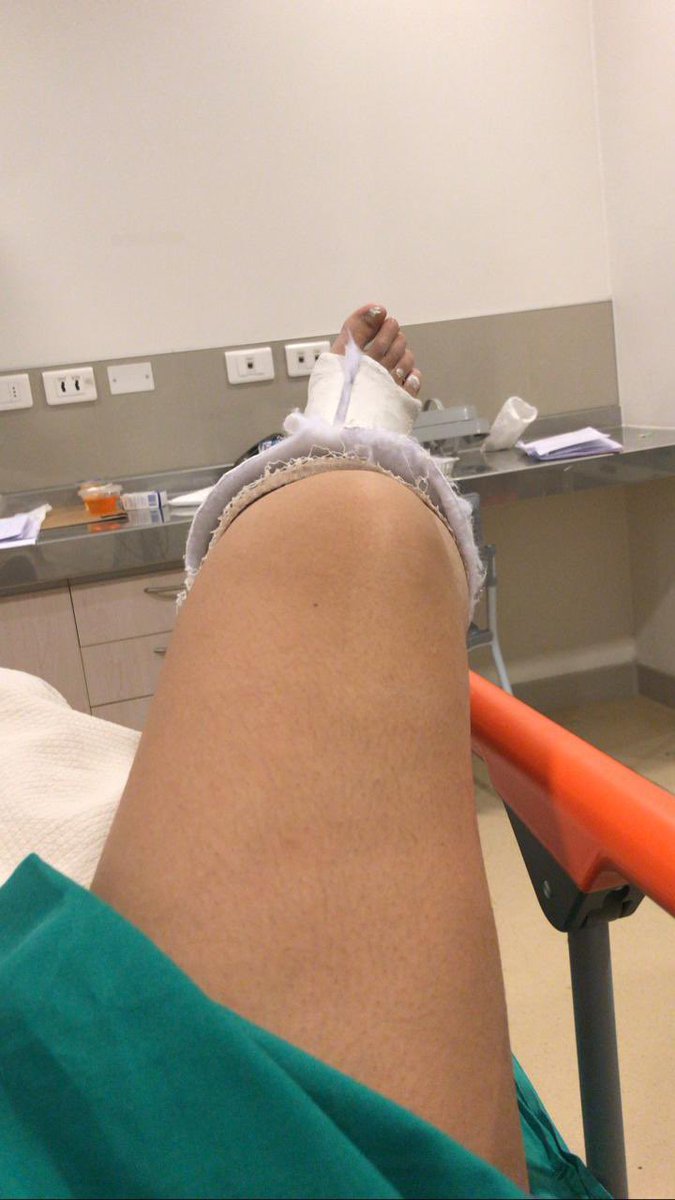 JuaneCastroVera's tweet photo. @Hospitalfricke Que mierda la inoperancia del Sistema de Salud en Chile. Esperando Pabellón desde el día viernes en Urgencias del  @Hospitalfricke .. urgencias po!!  Y no hacen nada !! @SSVinaQuillota miren las condiciones deplorables  que tienen a mi Señora MAKARENA ARRIAGADA B. https://t.co/QmmYrTNnPP