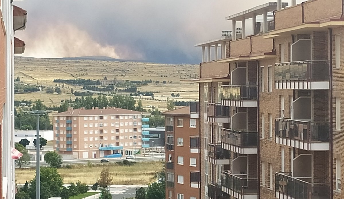 andevamos's tweet photo. Millones de gracias a todos los que están colaborando en la extinción de #Incendioforestal  increíble labor 18:10h vista desde #Avila https://t.co/djE2SjKAJ5