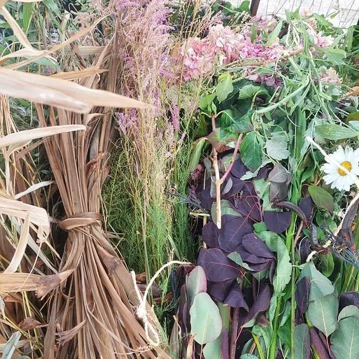 hotwallsstudios's tweet photo. Another fantastic workshop for #InteractiveWeaves today with the theme of Forest. Loads of beautiful plants and flowers involved, with messages added to complete the weave 🌻🌼🌱🌿🌾 https://t.co/dLIoOi0LKT
