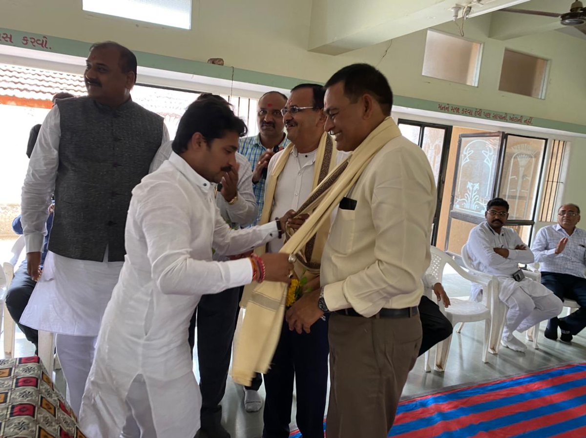 divyeshpsolanki's tweet photo. જેમાં ભારતીય જનતા પાર્ટી ગુજરાત પ્રદેશના મંત્રી શ્રી રઘુભાઈ હુંબલ, ભાવનગર જીલ્લા ના પ્રમુખ શ્રી મુકેશભાઈ લંગાળીયા, મહામંત્રી શ્રી ભુપતભાઈ બારૈયા, જીલ��લા પંચાયતના પ્રમુખશ્રી ભરતસિંહ ગોહીલ, ભારતીય જનતા પાર્ટીના તમામ હોદેદારો, કાર્યકરો તથા પ્રજાજનો ઉપસ્થિત રહ્યા હતા. https://t.co/KHackDTZo5