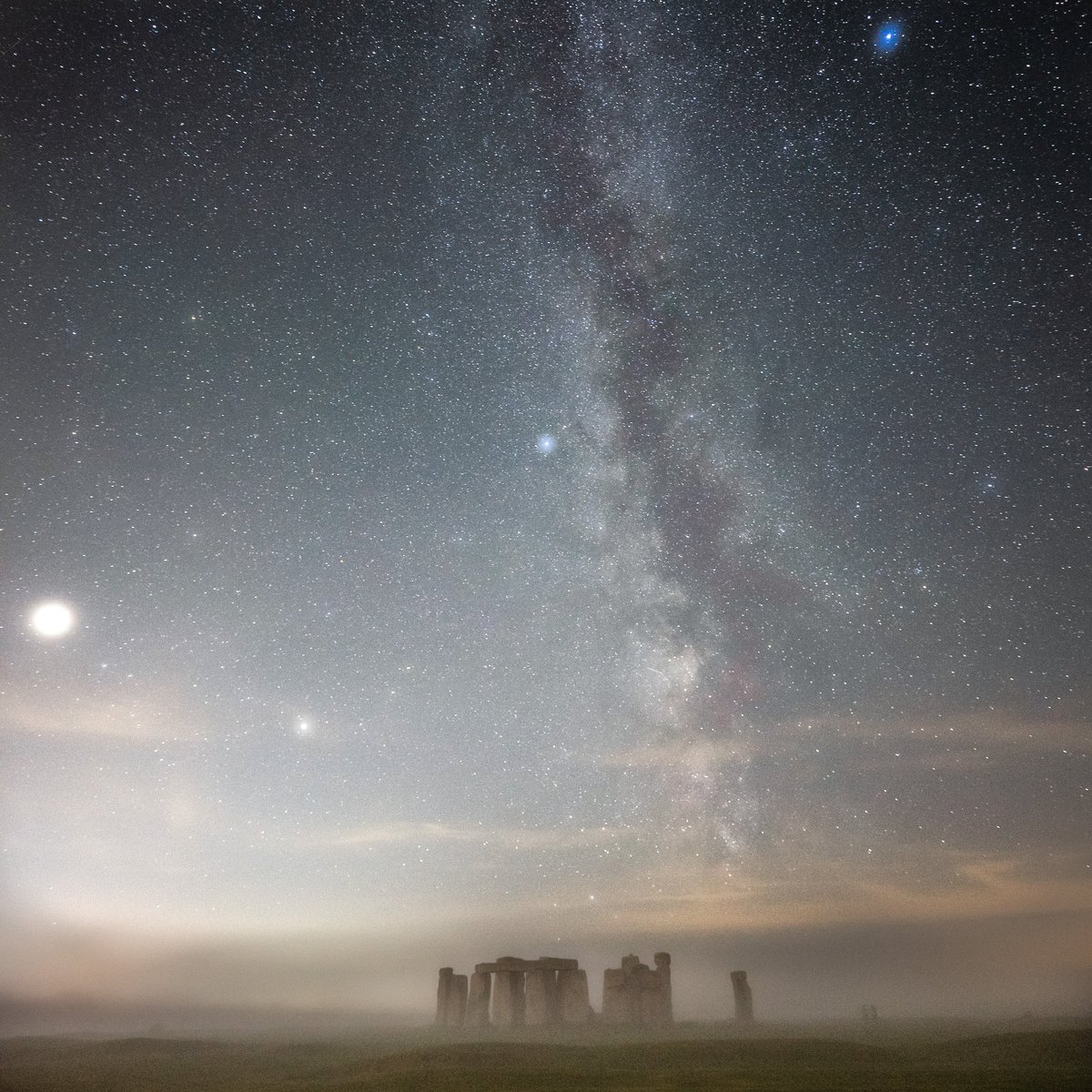 The land of the ancients... Great night shooting @EH_Stonehenge with @sambinding on Thursday. The ground mist adding a beautifully dimension to the clear sky @EnglishHeritage @HISTORY @VisitWiltshire @BBCWiltshire @VisitEngland