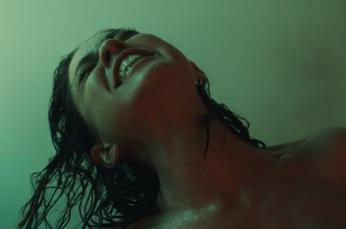 NetflixLAT's tweet photo. Necesito que alguien me explique ‘Nuevo sabor a cereza’. ¿Qué está pasandooo?🐈 🤮 https://t.co/klRgfztVME