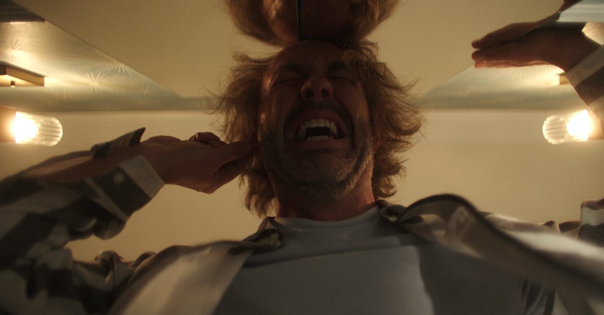 NetflixLAT's tweet photo. Necesito que alguien me explique ‘Nuevo sabor a cereza’. ¿Qué está pasandooo?🐈 🤮 https://t.co/klRgfztVME
