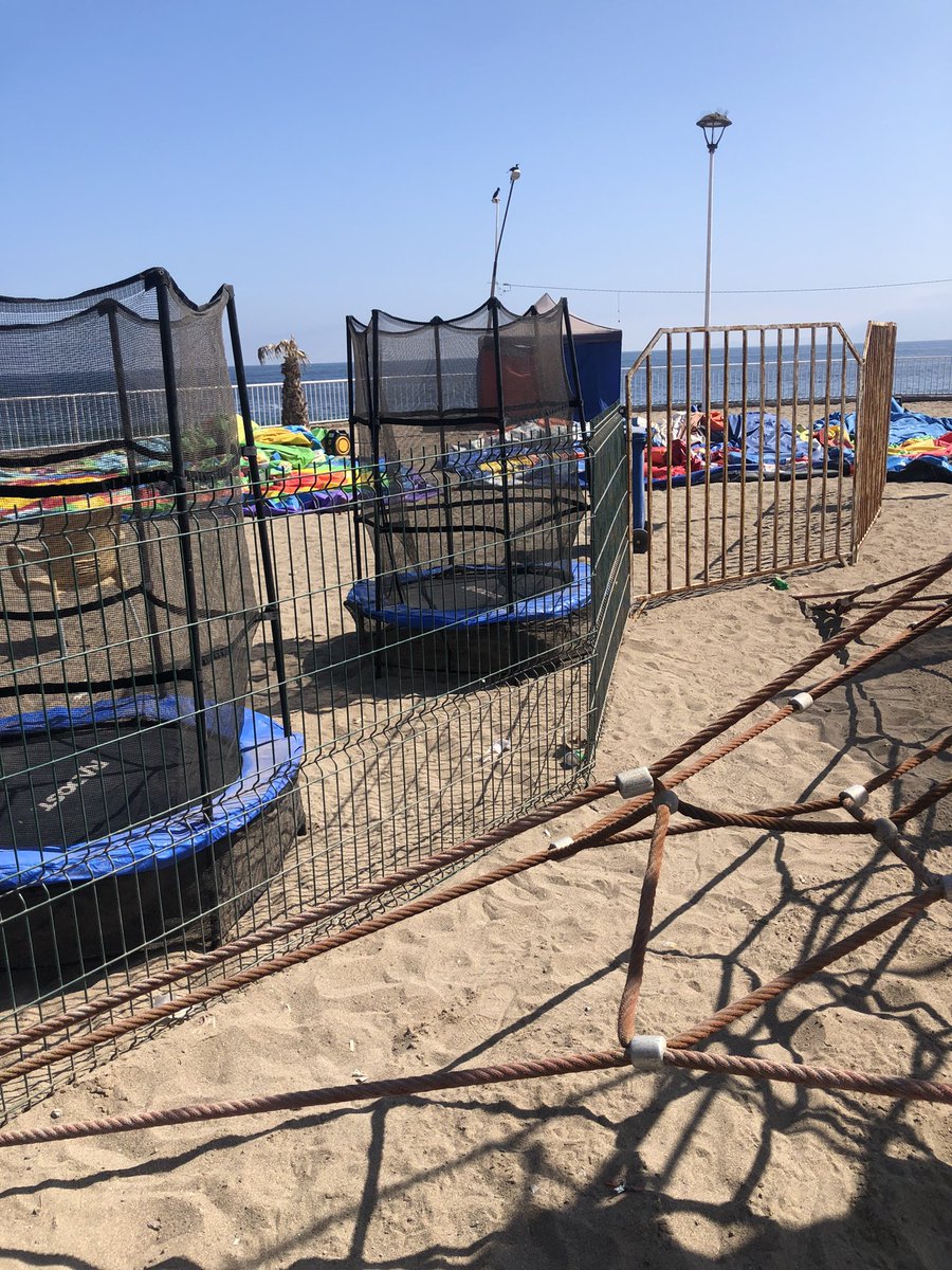 _KaritoAB_'s tweet photo. @jonathanplan9 tratando q mis hijos utilicen el juego de las cuerdas, me encuentro con esta cantidad de juegos inflables, además de q colocaron rejas, es casi imposible acceder al juego y si o si tenemos que pagar para jugar?? Quien regula esto?? #Antofagasta https://t.co/00ICR7YL1t
