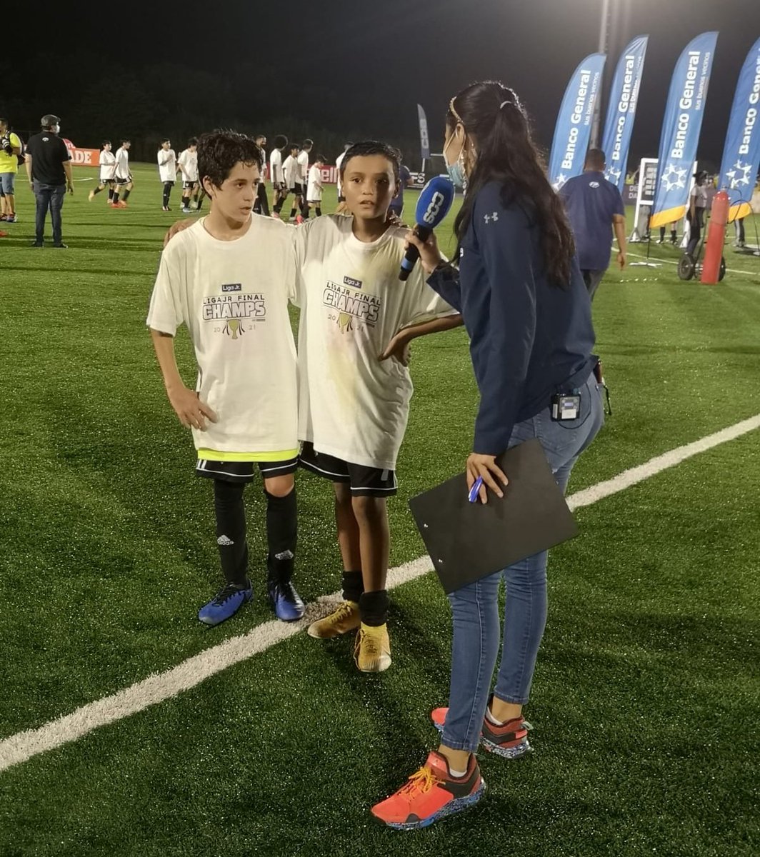 MemphysColina's tweet photo. De lo más lindo que he escuchado.

Fui a buscar a Diego Rojas el autor del gol y me dice "¿Puedo ir acompañado?", le digo sí *Yo pensando era por miedo a las cámaras"... Me dice "Es que sin él mi gol no fuese realidad", me trae a Simarro qué le dio la asistencia. ¡Compañerismo! https://t.co/xCLhi0UN0y