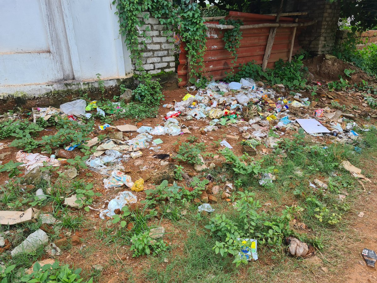 ajitcoolfriends's tweet photo. @bmcbbsr This is near SBI ATM, Udaygiri Vihar, Patrapada. No one is clearing garbage from the road. Require urgent addressal. https://t.co/NLWGJBniH3