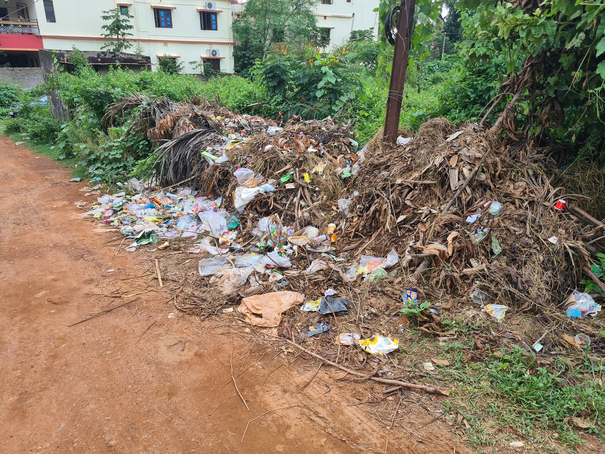 ajitcoolfriends's tweet photo. @bmcbbsr This is near SBI ATM, Udaygiri Vihar, Patrapada. No one is clearing garbage from the road. Require urgent addressal. https://t.co/NLWGJBniH3