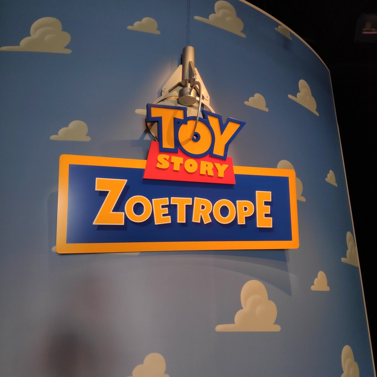 DisneyCarnival1's tweet image. Avez-vous déjà vécue l'expérience du #Zeotrope ( ou #zootrope en français ) aux parc #waltdisneystudios @disneylandparis ? Découvrez là bientôt sur la chaîne (lien dans la bio) @disneyparks @pixar @toystory @DisneyAnimation