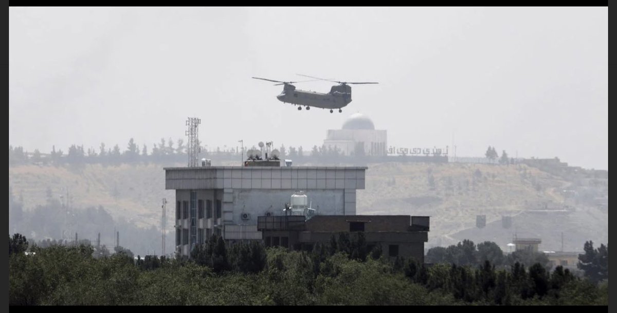 gloquenzi's tweet photo. Biden 9 luglio. "The Taliban is not the North Vietnamese army. They’re not remotely comparable in terms of capability. There’s going to be no circumstance where you see people being lifted off the roof of the embassy of the United States from Afghanistan." https://t.co/ZjbW0KS7wt