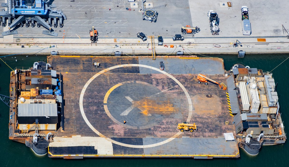 JennyHPhoto's tweet photo. Details of the SpaceX fleet.
The people by Octograbber on ASOG and the person on JRTI show the incredible scale of the droneships!
Also, spot the Falcon 9 Booster cap?
📷: Me for @SuperclusterHQ https://t.co/SMzn7aacFw