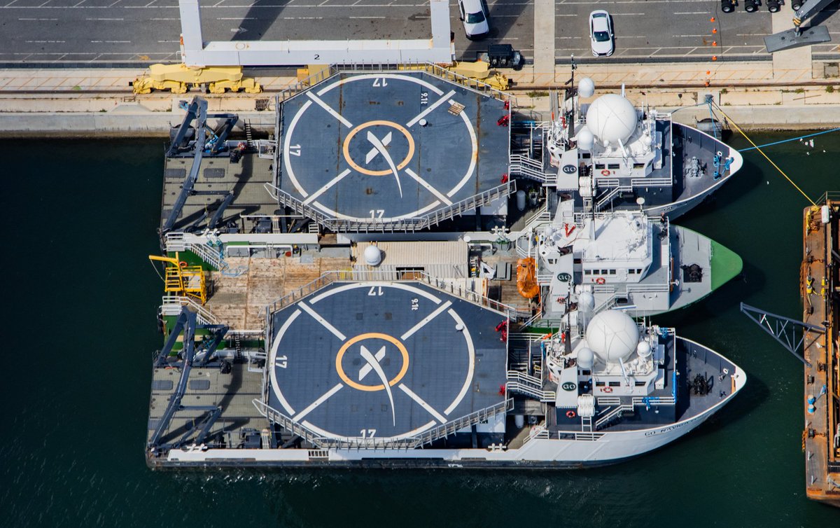JennyHPhoto's tweet photo. Details of the SpaceX fleet.
The people by Octograbber on ASOG and the person on JRTI show the incredible scale of the droneships!
Also, spot the Falcon 9 Booster cap?
📷: Me for @SuperclusterHQ https://t.co/SMzn7aacFw