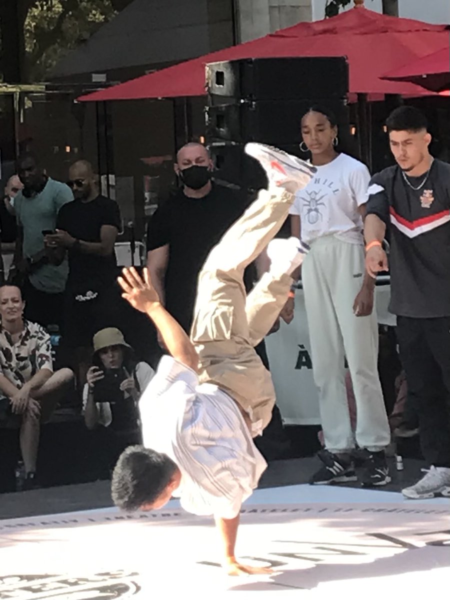 ruthmackenzie's tweet photo. Aujourd’hui #BattlePro #breakdance sur la Place du Châtelet @Paris https://t.co/3VVJcZlAWw