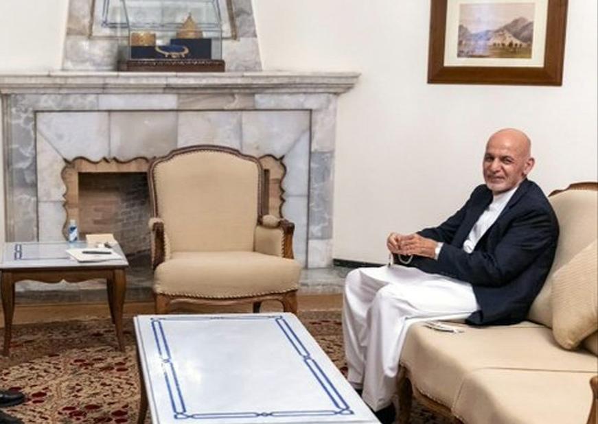 WeesaDaily's tweet photo. له ولسمشر غنی درۍ موټره له ډالرو ډک پاتې شوي.
ويل کيږي پخواني و��سمشر اشرف غني غوښتل دا ډالر له ځان سره بهر ته يوسي خو نه دی توانېدلی. https://t.co/JfO3XtED75