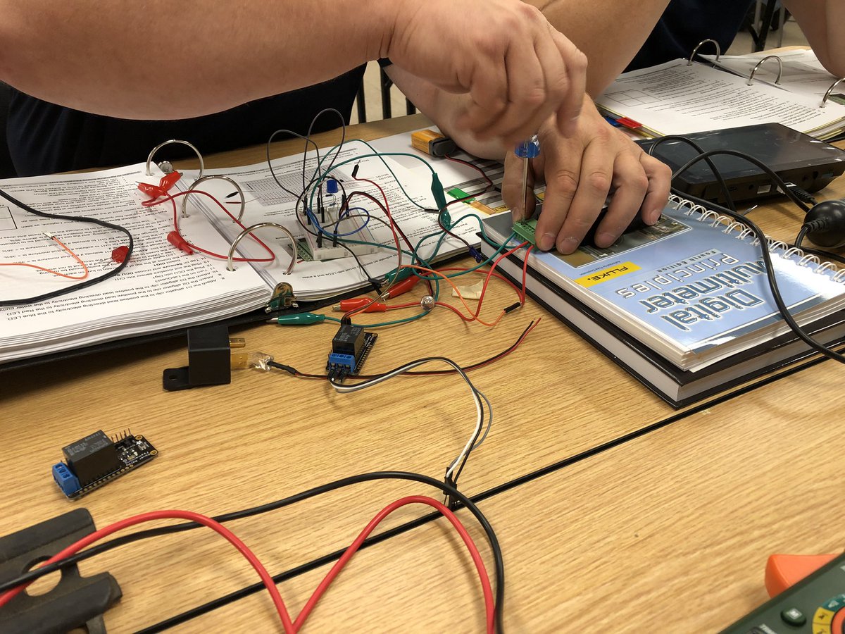 Day_AgEd's tweet photo. Busy first week in August with some great @case4learning #edupd adding a #TechApplicationsinAgriculture #TAAtech #TechinAg course. Involving industry and education. Looking forward to using in the classroom. @MuscatineCSD @NSF https://t.co/hLNMfKH4Jt