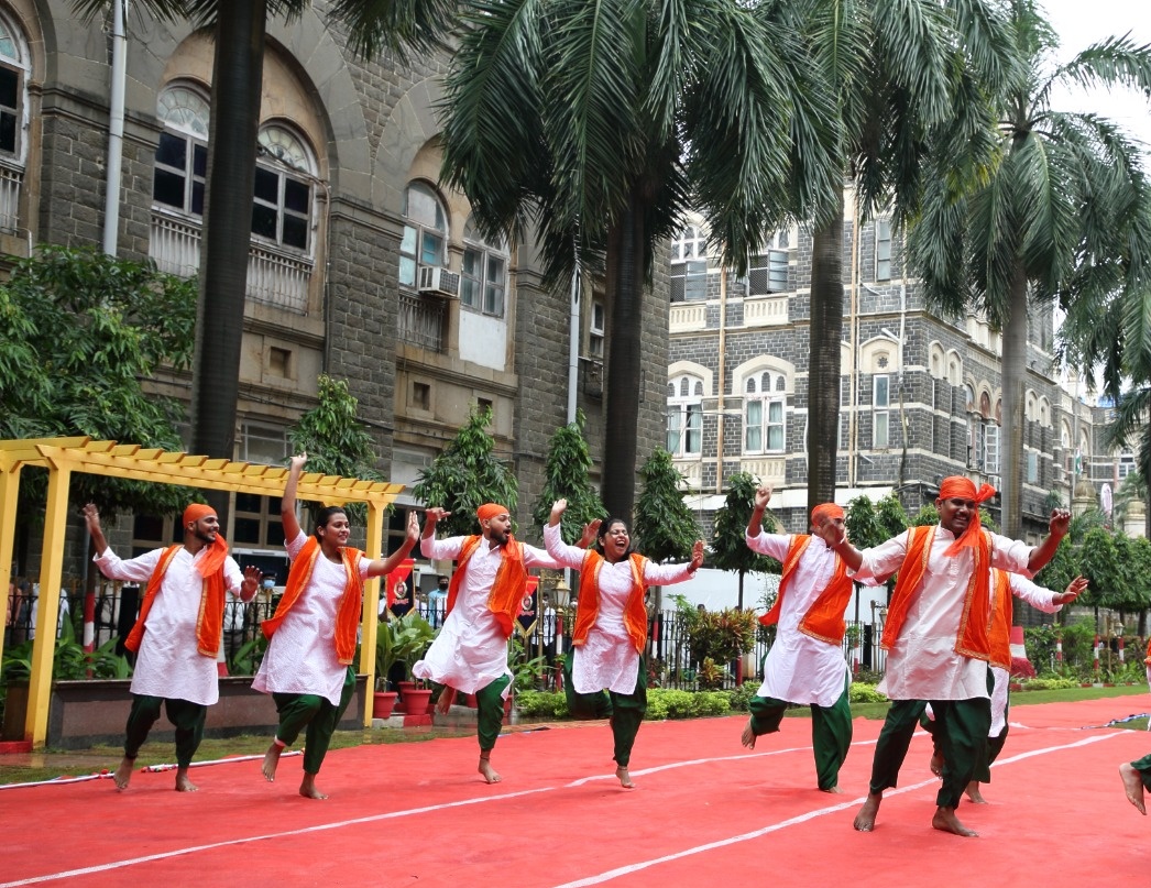 WesternRly's tweet photo. 75th Independence Day #AzaadiKaAmritMahotsav was celebrated with fervour on WR.

An awareness short film on dangers of trespassing was screened on this occassion.

GM/WR Sh Alok Kansal appealed all not to trespass  tracks in view of Safety

A cultural programme was also organised https://t.co/eSyyaFCUgi