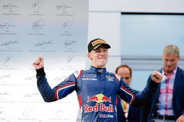 europeanwf1's tweet photo. 56/56

- VOCE É A CHAVE DO MEU CORACAO VOCE É A CHAVE DO MEU CORACAO É ALEX LYNN A CHAVE DO CORACAO DA @JenzerGP3, VENCE LOGO NA SUA 5° CORRIDA NA TEMPORADA SENSACIONAL E O MELHOR ELE PASSA LADO A LADO COM LECLERC (@KoiranenGpF1V)!!!!!!! https://t.co/KzwGJp6S27