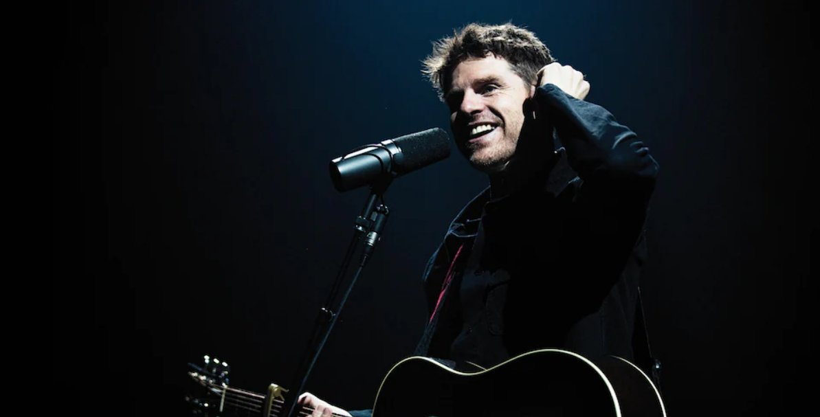 Prestation intimiste et inspirée de <a href="/vvallieres/">Vincent Vallières</a> samedi soir à Blainvile. Mon compte-rendu. bit.ly/37NUZ77