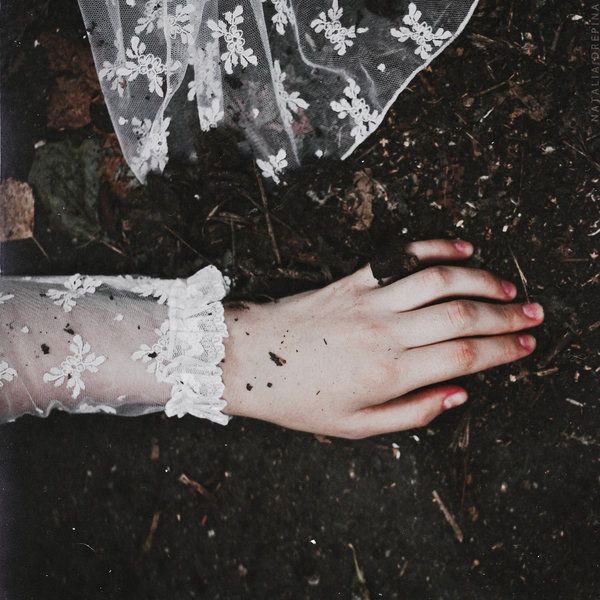 'hassas bir kalbe sahipsen dünya seni elbette incitir.'