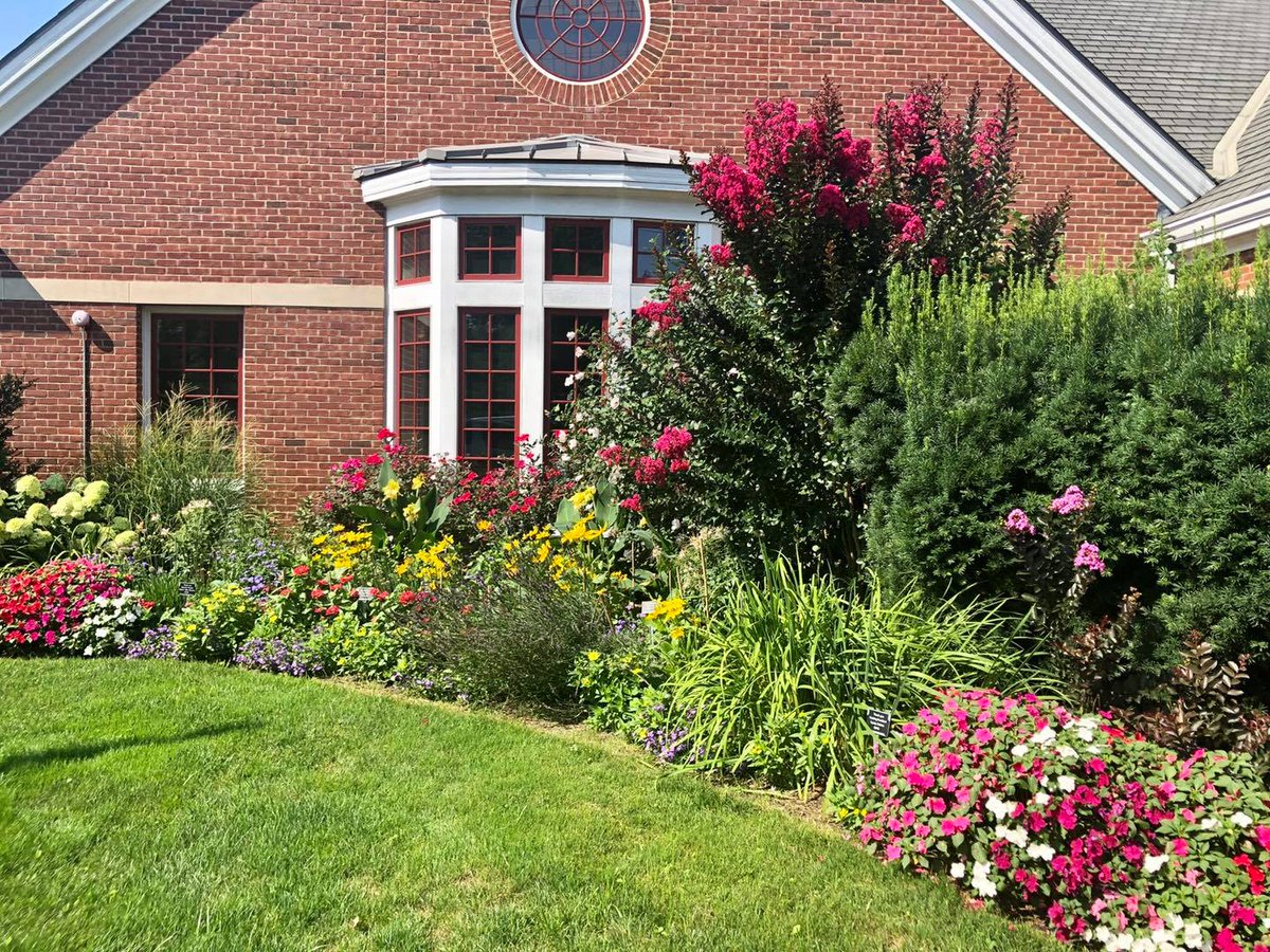 OstervilleLib's tweet photo. 🌷 We're so fortunate to have so many talented and gracious folks in the garden/landscape design business in Osterville. 

Thank you JuliaGarden Design for our magnificent pots, and thank you Gardens by Rebecca for our incredible front garden! 🌷 https://t.co/daJHxYkcuf