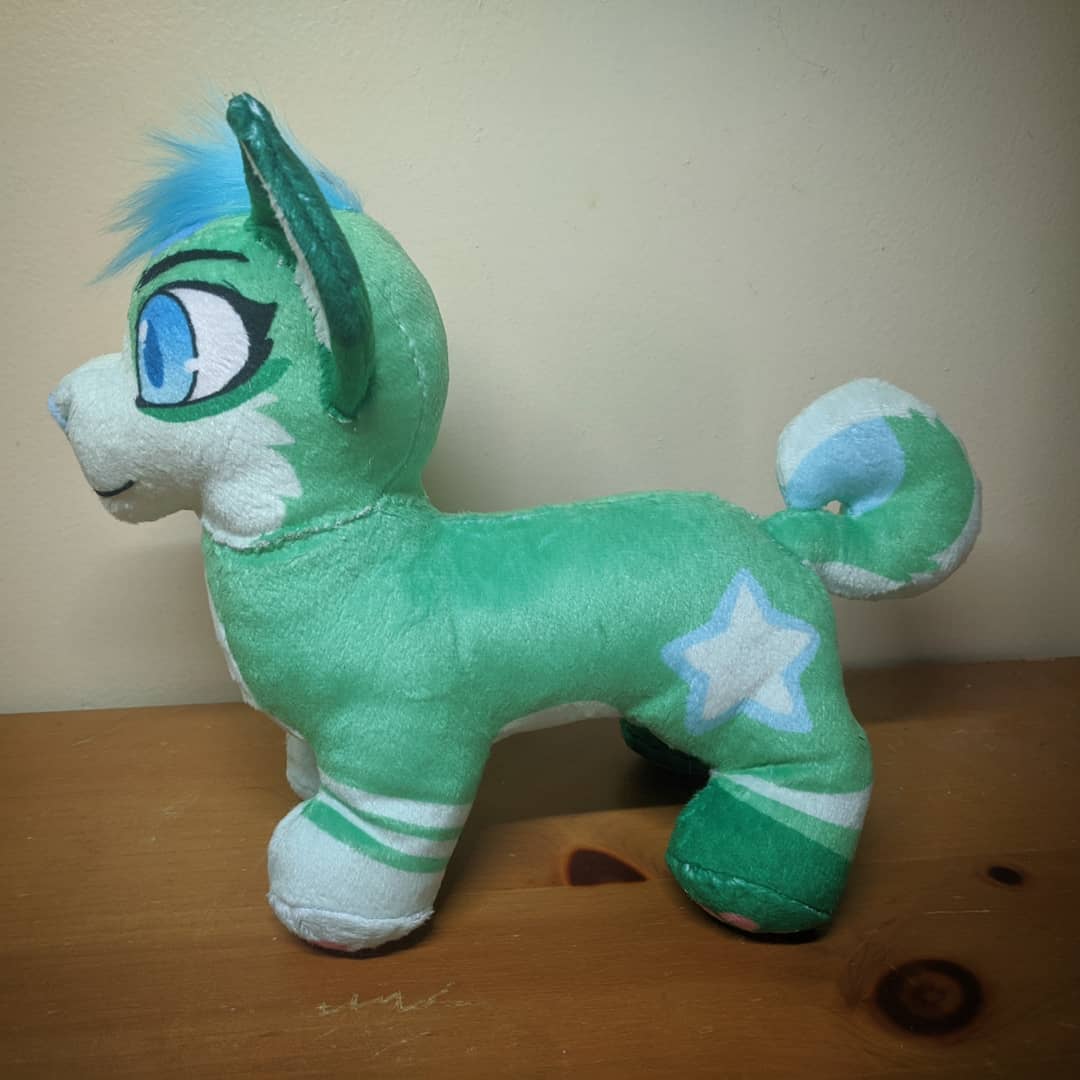 Finished plushie commission for @/raspberry.ray on Instagram of their character, Abyss. 

#plushie #plushiecommission