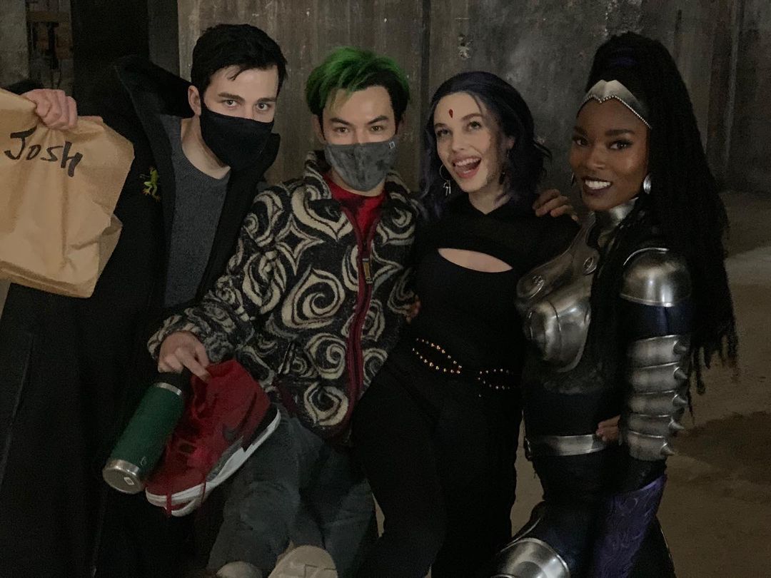 Séries TV Show BR sur X : O elenco de Titans no set da 3ª temporada.   / X