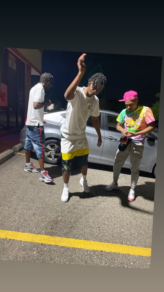 BunknEd's tweet photo. “Everything Fun & Games Till A Nigga Get Dropped 😭🤣🦻🏾Supposed to be chilln wit my bitxh I’m out lurking 👀 for opps 🤟🏾”#shitcheaa #Uhhuh #ripdrizz #riplee #showboat 4 big key 🤧 https://t.co/go28oMw1rK