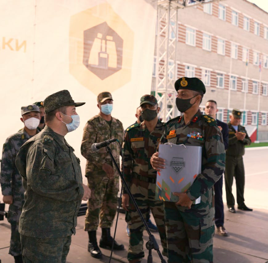 IaSouthern's tweet photo. #AzadiKaAmritMahotsav
#ScoutMasterCompetition
In honour of Indian Independence Day, a felicitation ceremony was organised by the Russian Higher Military School for the Indian Army Scouts Master Team. Indian side presented cakes to other teams.
#IndianArmy
#SouthernCommand
@adgpi https://t.co/wUJFOMHHf5