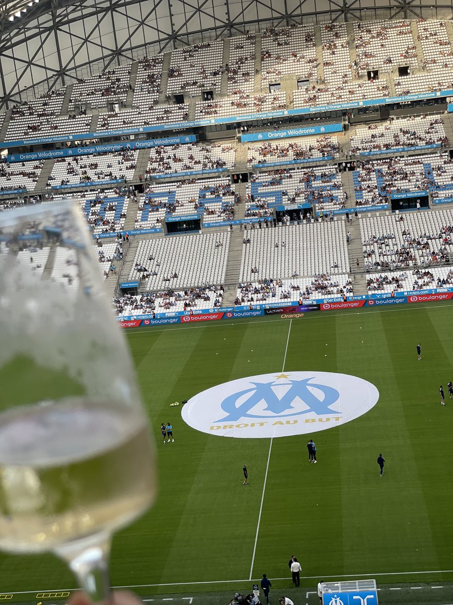 emilielopez's tweet photo. Bien arrivée à la maison, merci @orangevelodrome pour le kiff total et ALLEZ MES PETITS GARS @OM_Officiel ! #TeamOM #KiffTotal https://t.co/sPdrwGrMJf