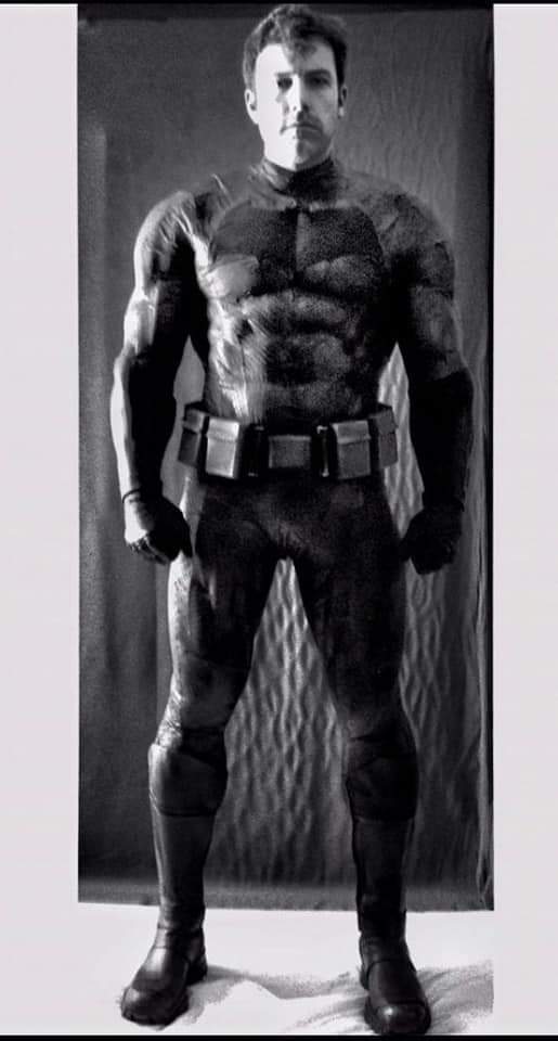 alf_nightwing's tweet photo. Por motivo del cumpleaños de #BenAffleck, #ZackSnyder compartió la primera imagen de la prueba de vestuario del actor como #Batman 🦇 https://t.co/DoFf9AFgXy