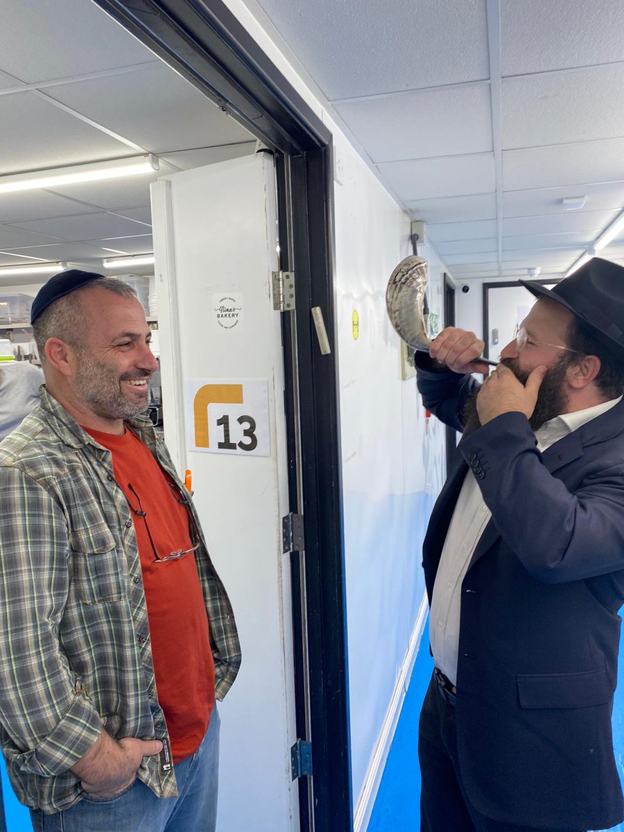 CamdenTownRabbi's tweet photo. מזוזה חדשה ותקיעת שופר  לשלושה  
עסקים חדשים  בקנטיש טאון 
#NinasBakery #Pita
 #HotCut
עקיבא ועמית היקרים, מי יתן שהברכה תשרה תמיד במעשה ידכם 🙌 https://t.co/z2OrJPXJWC