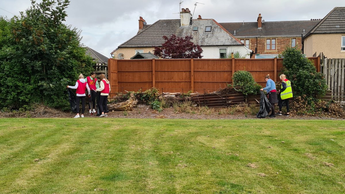 SaferstreetsYP's tweet photo. Thread 3/5:
...Litter Picking equipment provided by @KSBScotland  as part of our Community Litter Picking Hub status, and also @SustransScot. Rubbish disposal by @falkirkcouncil Waste Services.
#community #LoveYourNetwork @FVforNetZero https://t.co/HRXllHyDQH