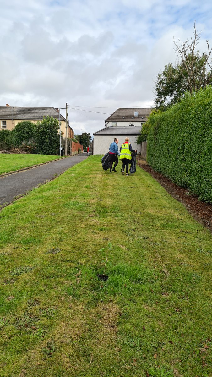SaferstreetsYP's tweet photo. Thread 3/5:
...Litter Picking equipment provided by @KSBScotland  as part of our Community Litter Picking Hub status, and also @SustransScot. Rubbish disposal by @falkirkcouncil Waste Services.
#community #LoveYourNetwork @FVforNetZero https://t.co/HRXllHyDQH