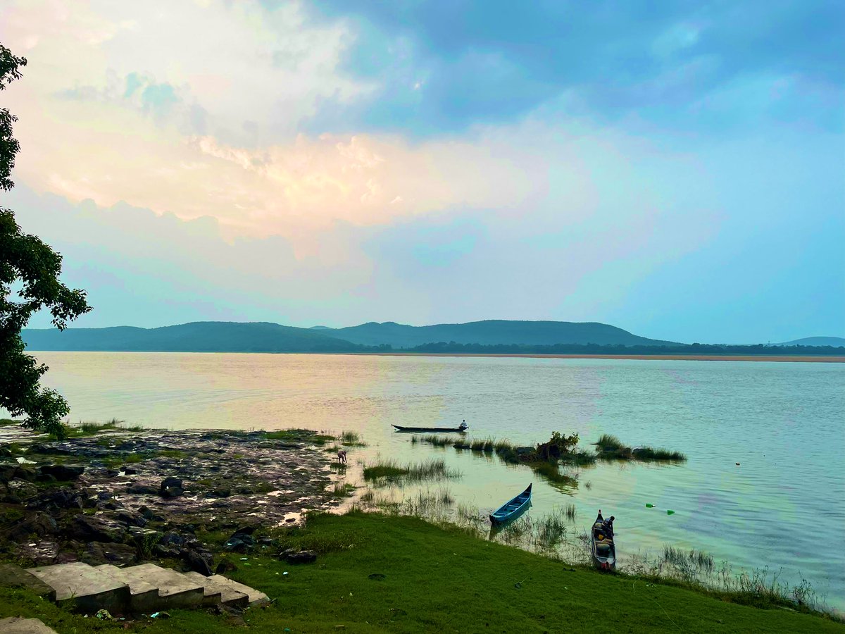 TheAnsumanRath's tweet photo. Majestic Mahanadi at Devi Dwar, on the way from Trisulia to Banki. Sublime views of the Hills and the river flowing beneath, all through this stretch. An excellent spot to unwind and relax amidst nature 🏞
Odishaaah!
@odisha_tourism
#OdishaByRoad #Devidwar #Cuttack #Odisha https://t.co/yThXGfCD2T