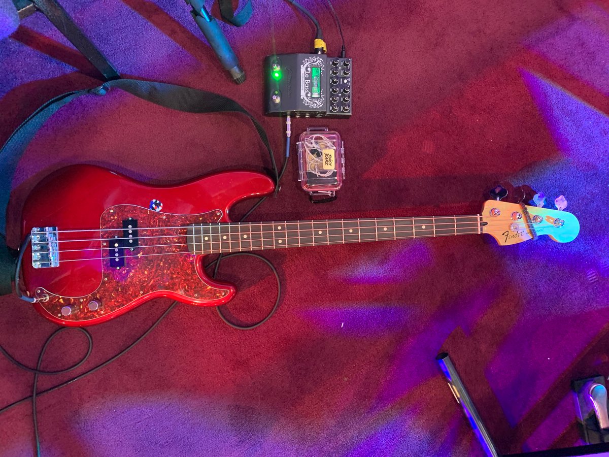 LanceShellz's tweet photo. Happy Sunday! @Fender @twonotesaudio @stringjoystaff #juicyears #stringjoy #Fender #mytwonotes #fenderpbass https://t.co/m3dcSiV9kv