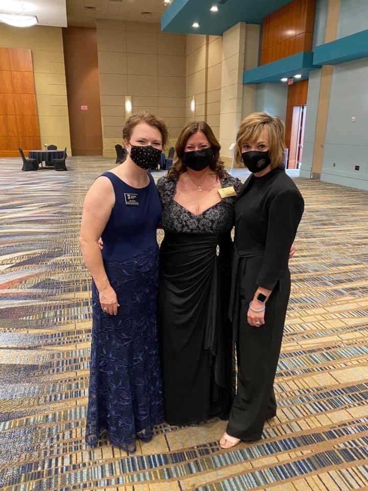 SC_TOTY's tweet photo. So excited for Amy Carter, our 2022 SCYOY! I love passing the torch to this incredible, student-centered educator. We stand back to back in service to our students, our colleagues, and our communities. Join me in welcoming your 2022 South Carolina Teacher of the Year, Amy Carter! https://t.co/2YtxhWIELj