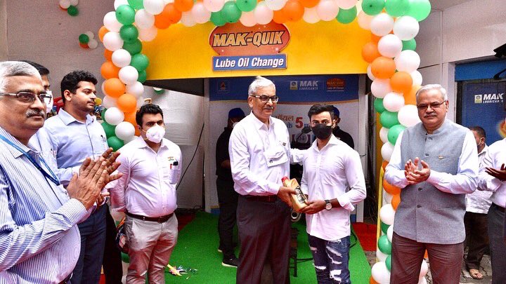 BPCLimited's tweet photo. MAK Freedom Fest campaign running across 5,650 Fuel Stations offering free fuel worth Rs 50 along with an assured scratch coupon upto Rs 1,000 on every free oil change, was kick started by PS Ravi, Executive Director, Retail and G Krishnakumar Executive Director Lubes at Mumbai. https://t.co/1jbpOu69RN