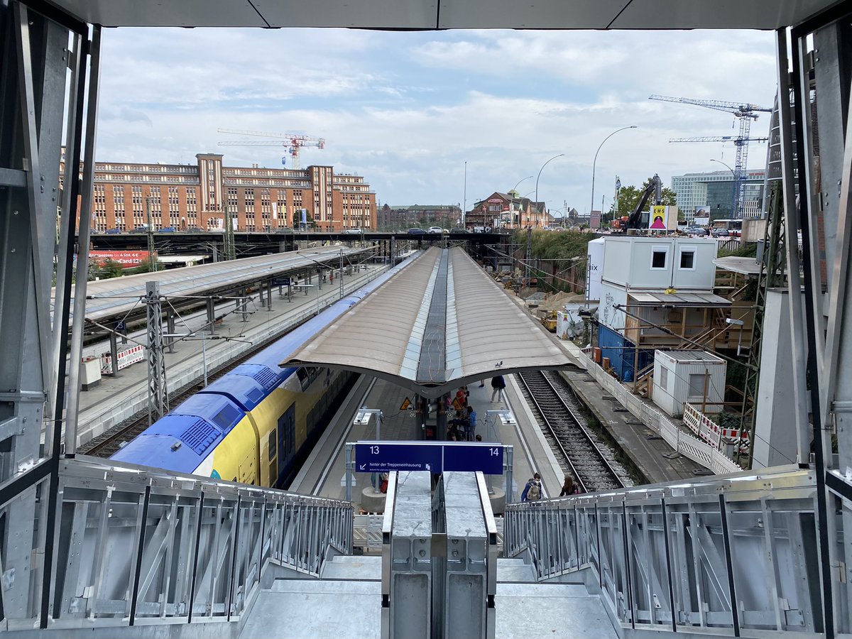 otbhh's tweet photo. Jetzt sind es schon zwei: Die Bahnsteige von #Hamburg Hbf erhalten zusätzliche Zugänge von der Steintorbrücke, zur Entlastung der Halle. Bis Anfang nächsten Jahres sollen alle fertig und nutzbar sein. Sehr gut! #hbfhh #hvv #bahn @DB_Bahn @NahverkehrHH https://t.co/0h8iVcZ8KN