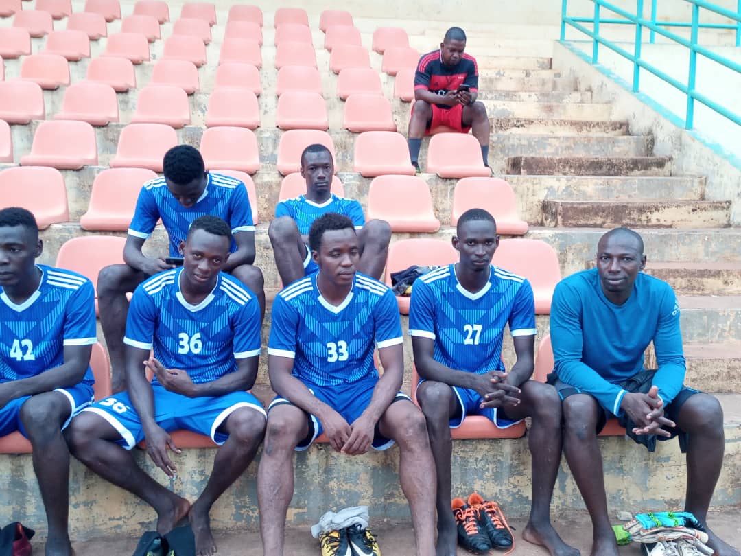 USBougouba_USBO's tweet photo. Avant l'entraînement de ce matin, le coach Augustin Coulibaly préparait les joueurs moralement pour le match de demain contre Debo Club de Mopti poule B Sikasso ( 2 ème journée montée en ligue 1 Orange )
@ortm7
@orange
@BrigitteVisuel1
#TOURNEUR
#FEMAFOOT
#USBO https://t.co/bBxD8Wykyk