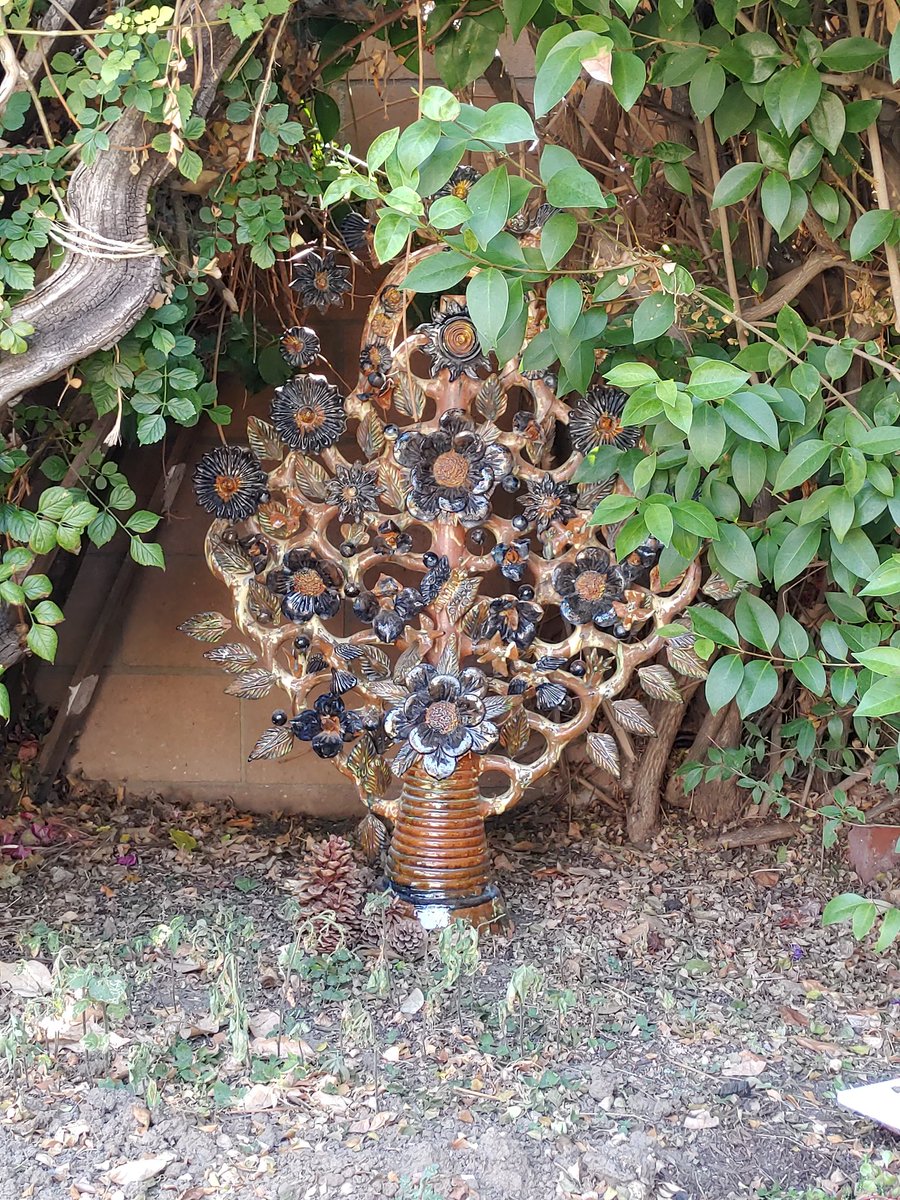 Gwydhar's tweet photo. Sometimes the roadside market gives you art. #TrashPicking #FindersKeepers https://t.co/mvnjEp5Gar