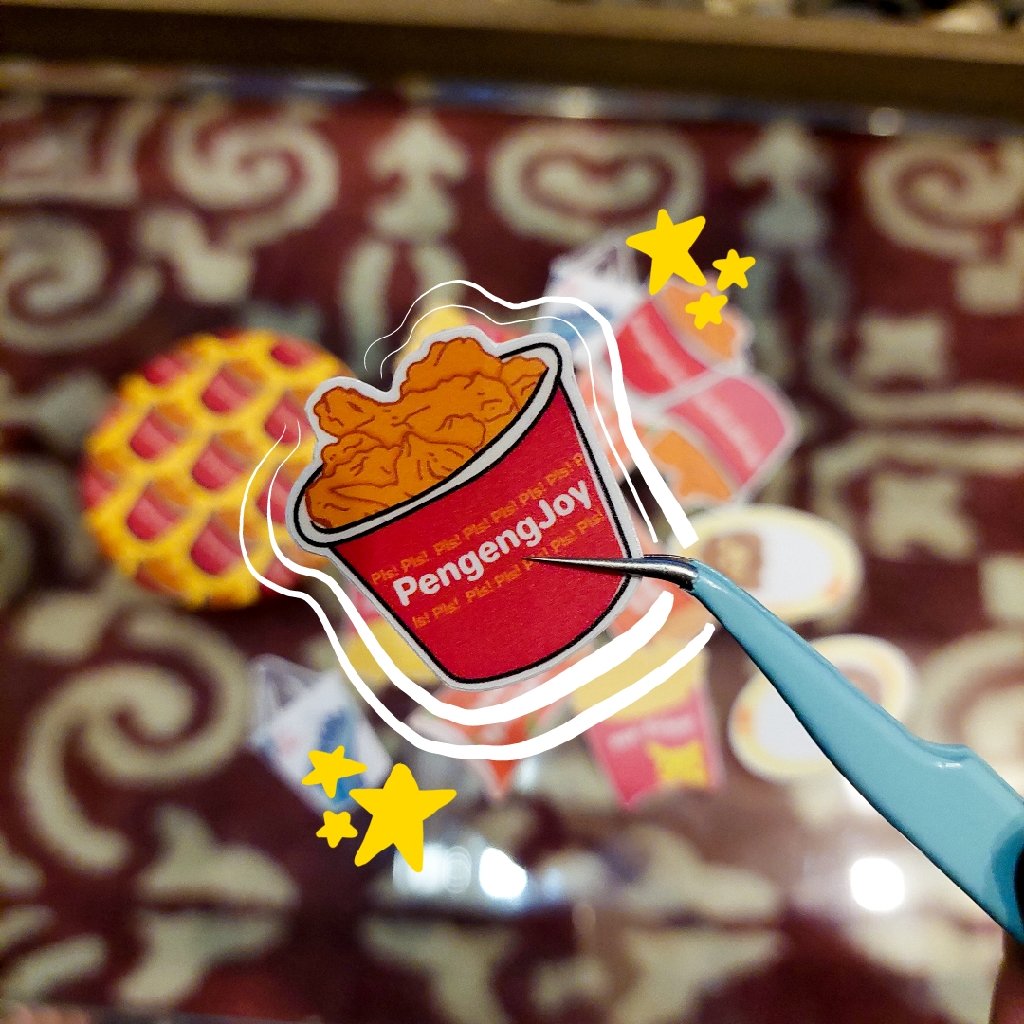 olthingsfandom's tweet photo. Who wants fried chicken? 🍗 (excuse my shaky hands while taking this picture 😅)

🛒 https://t.co/G3namE0EVA

#chickenjoy #jollibeesponsorus #jabee #stickers #cuteko #cutekarinpagbumilika https://t.co/a1qFKk85fv