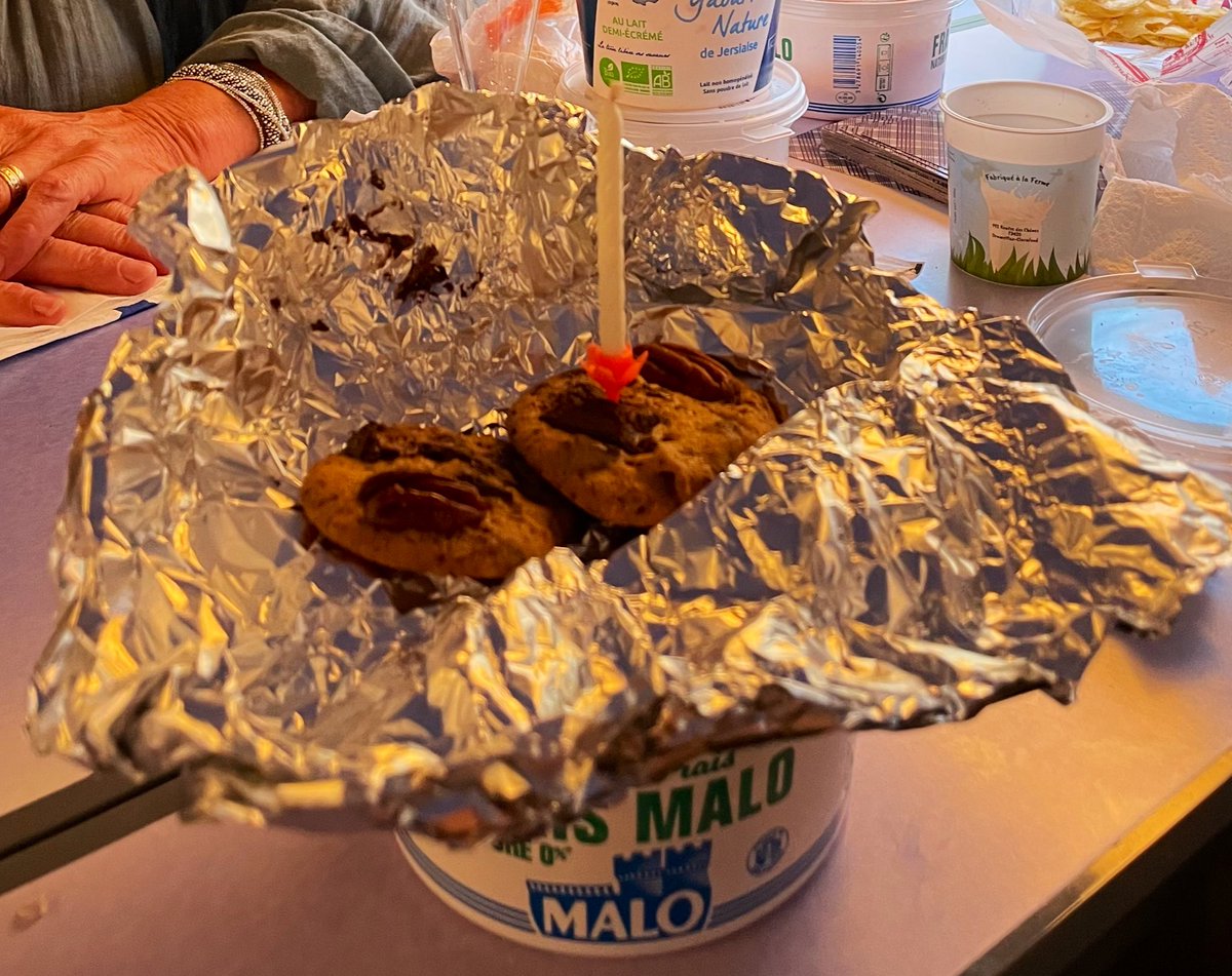 laura_litvine's tweet photo. @TGVINOUI Merci de votre accueil sur le train #tgv6980 - voilà un anniversaire (et un debut d’année) qui me ressemblent bien ! (Je vous jure, on l’a pas allumée 🙈) https://t.co/ub6juewJjQ