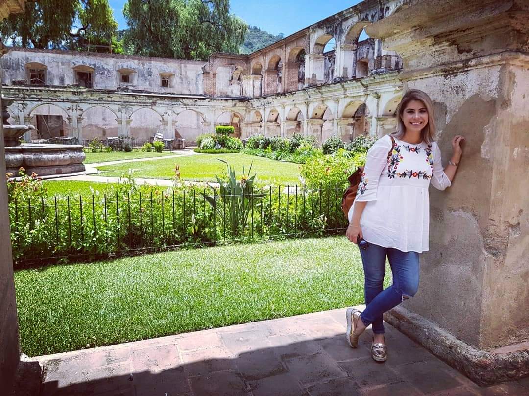 PaulaAbreuWE's tweet photo. Hace unos años!!! Disfrutando de #Antigua en #GuatemalaRomántica promoviendo el #TurismodeRomance en América Latina junto con la #IADWP &amp; @InguatPrensa @VisitGuatemala  muero por volver. Guatemala se quedó en mi 💖 https://t.co/NEmytNc2gw