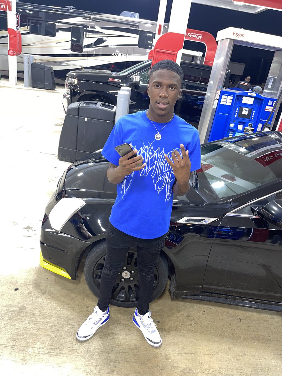 Bando1x's tweet photo. The chosen one tell em pick a side nd they gone choose me.. https://t.co/dX4fQUK2YE