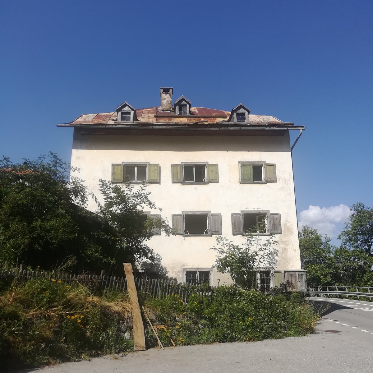 murschetg's tweet photo. Oh, dieses Schmuckstück am Dorfeingang scheint wieder hergerichtet zu werden! Meine Hoffnung ist gross, dass es genial wird. Denn der Besitzer ist ein Unterländer, der aber wie ich #Calcina-Mitglied ist und unter anderem Bauherr bei diesem Projekt war: https://t.co/sR0KPa2z8G https://t.co/COfkx4NDZ0