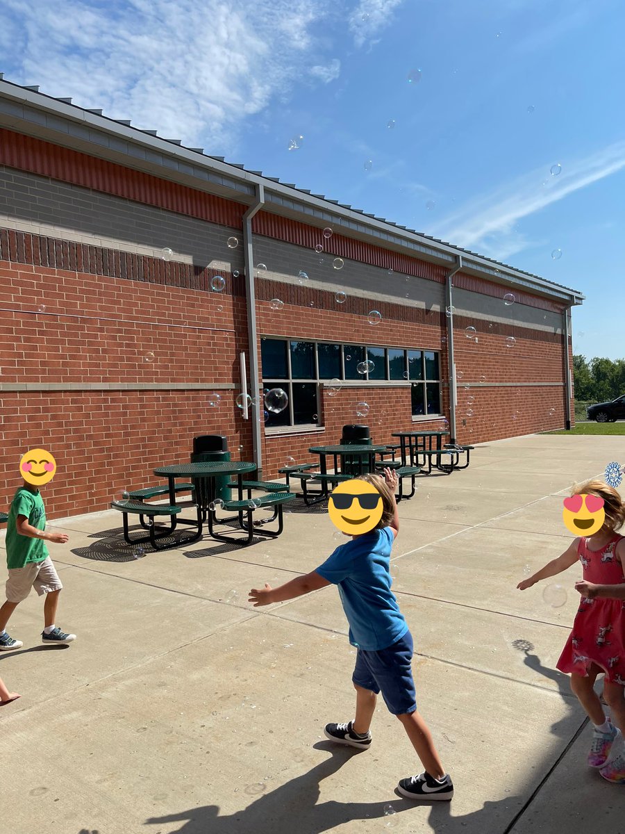j_postufka's tweet photo. Popping bubbles while saying letter sounds was a fun way to end week 2 of Summer Recovery #MontourProud #title1 https://t.co/Bo8uxTghIt